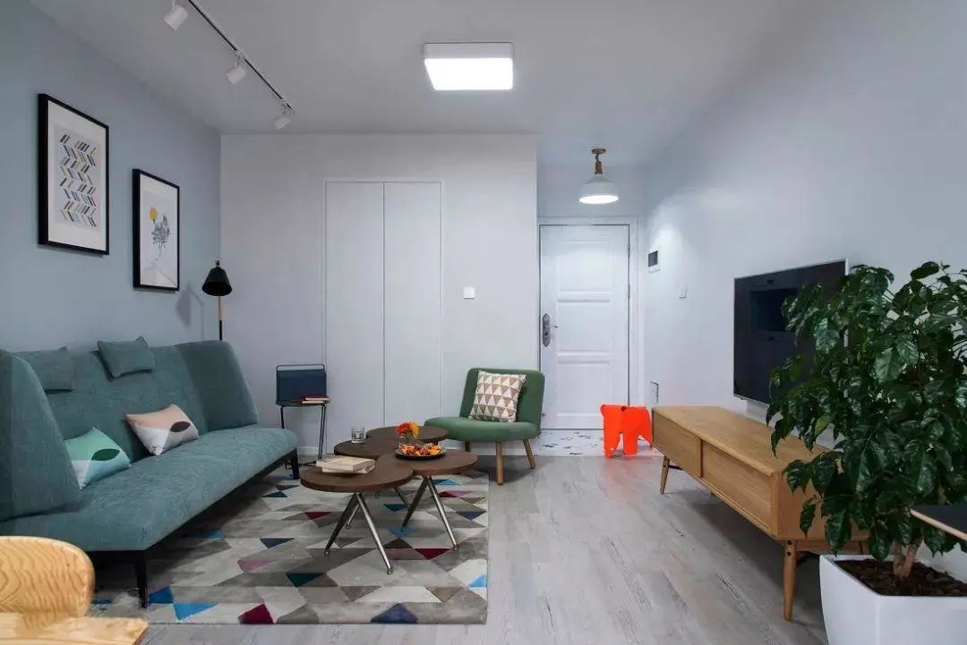 小户型客厅设计指南:简约风为主,省钱又显大,8 个实用案例参考(图4) 简约北欧客厅布置_家装客厅简约效果图_小户型客厅设计