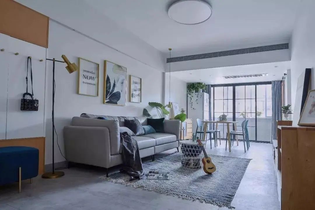 小户型客厅设计指南:简约风为主,省钱又显大,8 个实用案例参考(图5) 简约北欧客厅布置_家装客厅简约效果图_小户型客厅设计