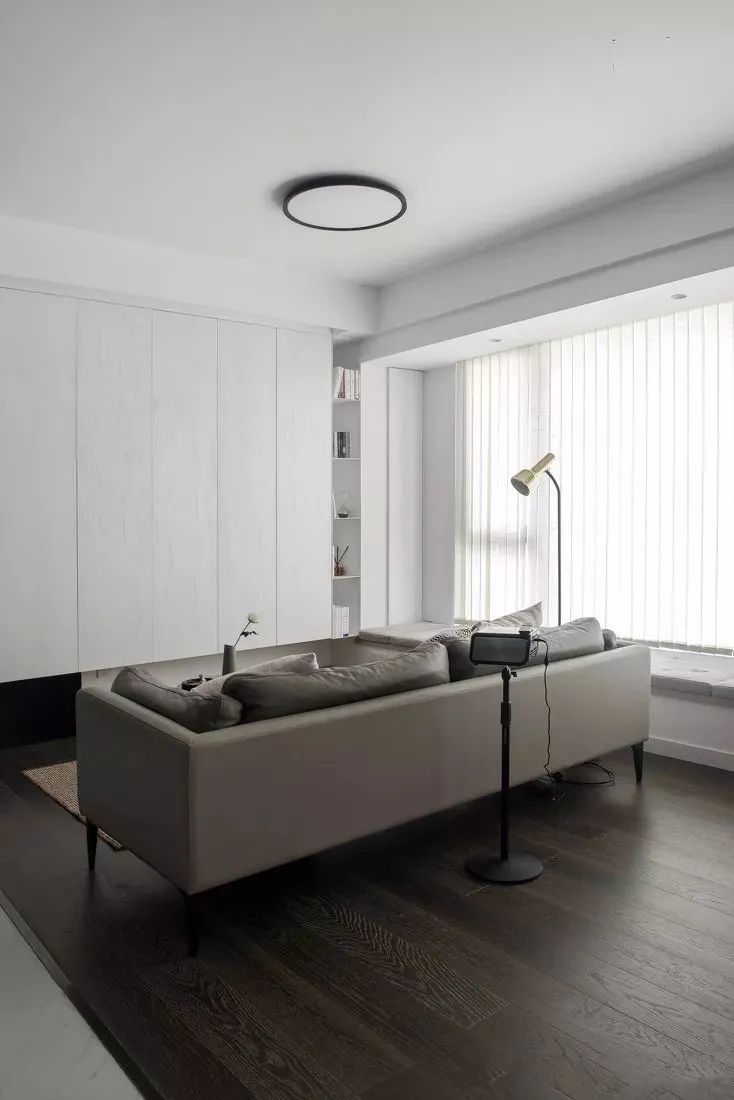 小户型客厅设计指南:简约风为主,省钱又显大,8 个实用案例参考(图7) 简约北欧客厅布置_小户型客厅设计_家装客厅简约效果图