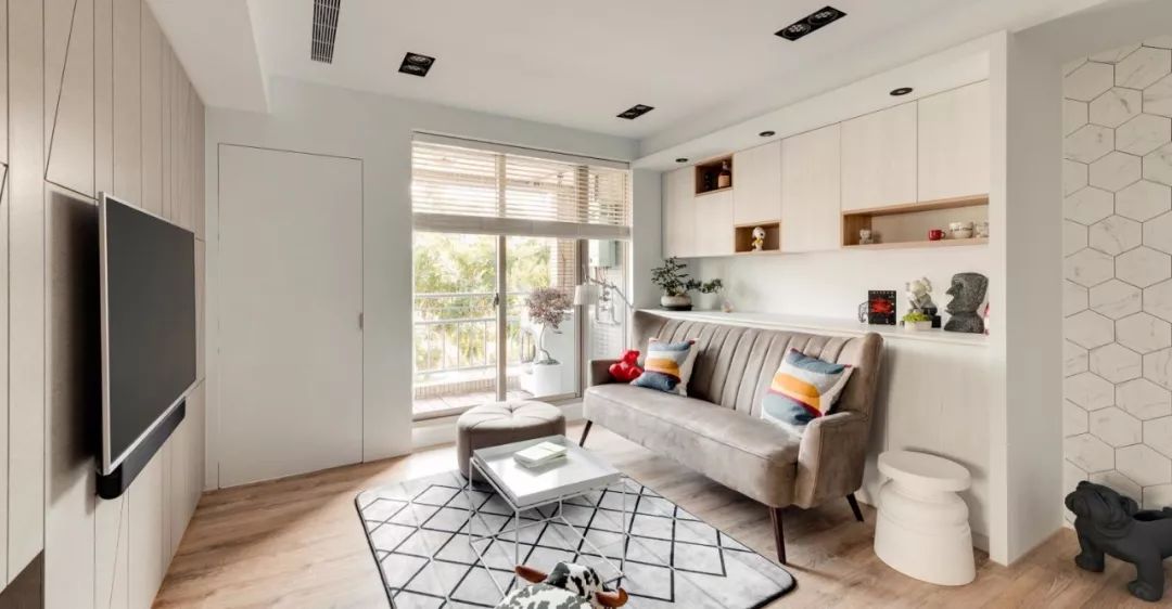 简洁大方的小户型客厅装修效果图,看下有你喜欢的吗?(图3) 小户型客厅设计效果图_小户型客厅收纳设计_家装客厅简约效果图