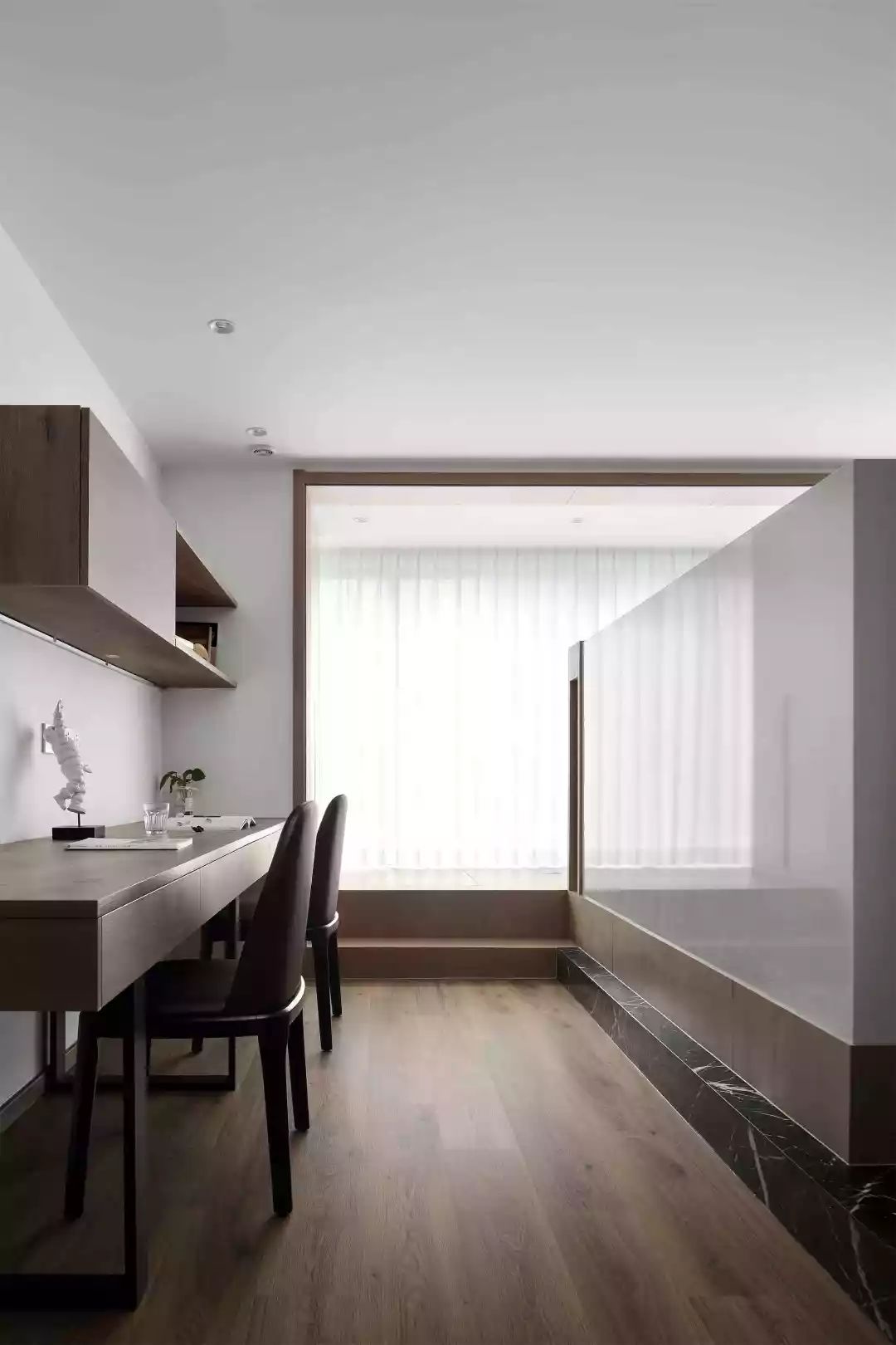 150㎡现代简约,客厅太宽敞,装个矮墙电视墙,隔出一个办公房(图11) 家装客厅简约效果图_客厅矮墙电视墙设计_现代风格150平米装修