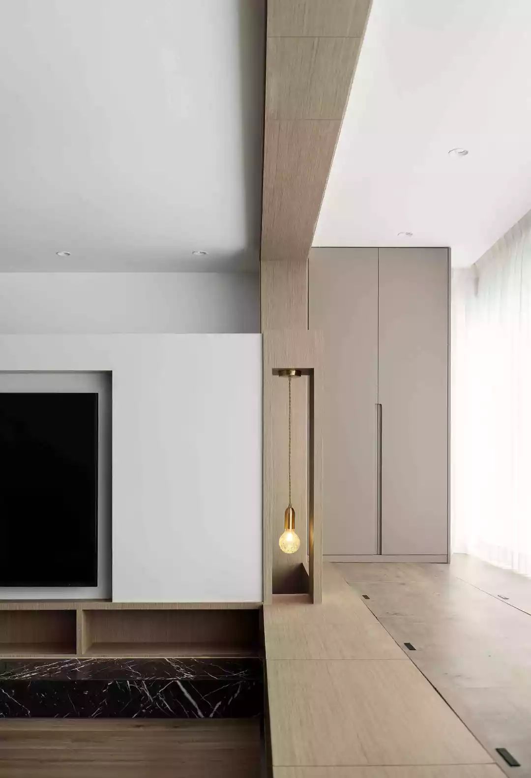 150㎡现代简约,客厅太宽敞,装个矮墙电视墙,隔出一个办公房(图3) 家装客厅简约效果图_现代风格150平米装修_客厅矮墙电视墙设计