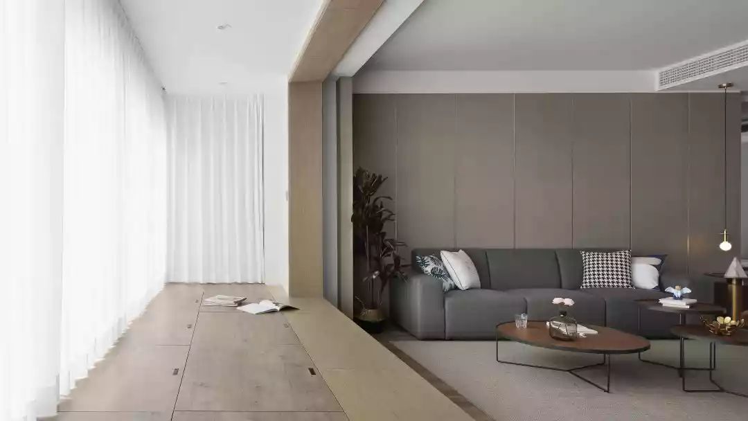 150㎡现代简约,客厅太宽敞,装个矮墙电视墙,隔出一个办公房(图4) 家装客厅简约效果图_客厅矮墙电视墙设计_现代风格150平米装修