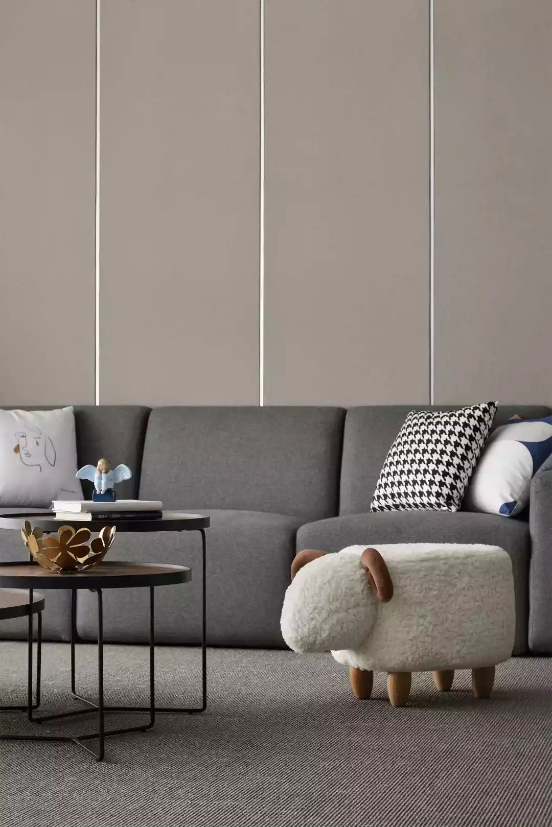 150㎡现代简约,客厅太宽敞,装个矮墙电视墙,隔出一个办公房(图5) 家装客厅简约效果图_现代风格150平米装修_客厅矮墙电视墙设计