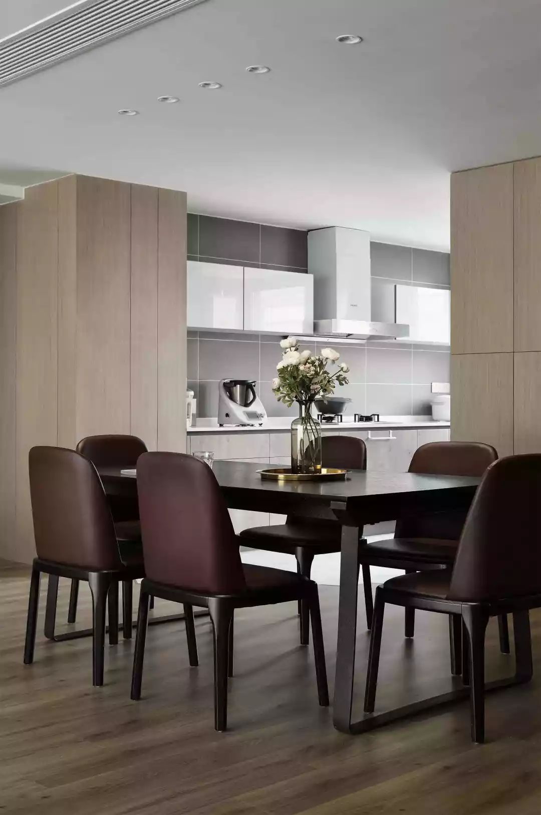 150㎡现代简约,客厅太宽敞,装个矮墙电视墙,隔出一个办公房(图7) 现代风格150平米装修_客厅矮墙电视墙设计_家装客厅简约效果图