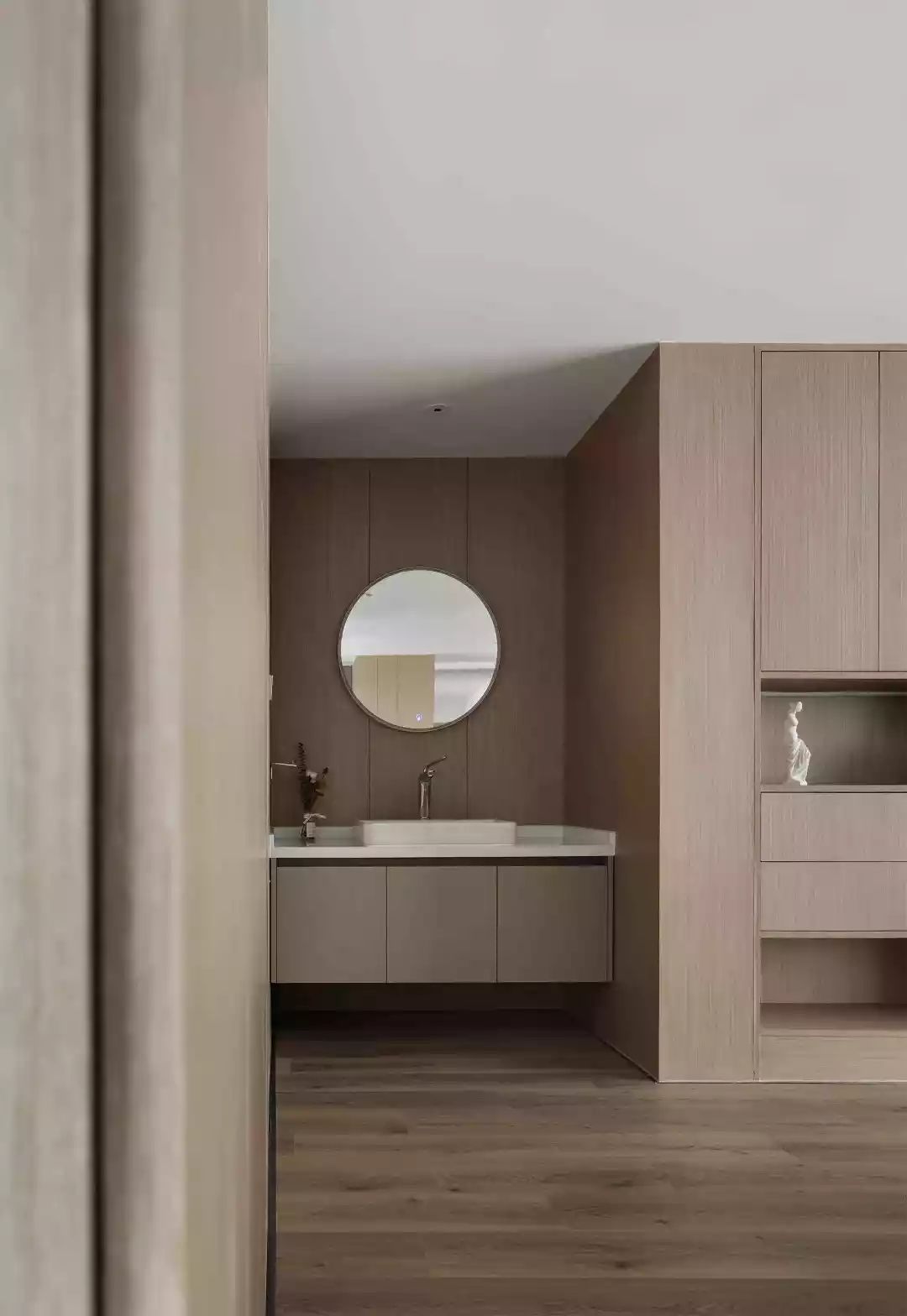 150㎡现代简约,客厅太宽敞,装个矮墙电视墙,隔出一个办公房(图9) 客厅矮墙电视墙设计_家装客厅简约效果图_现代风格150平米装修