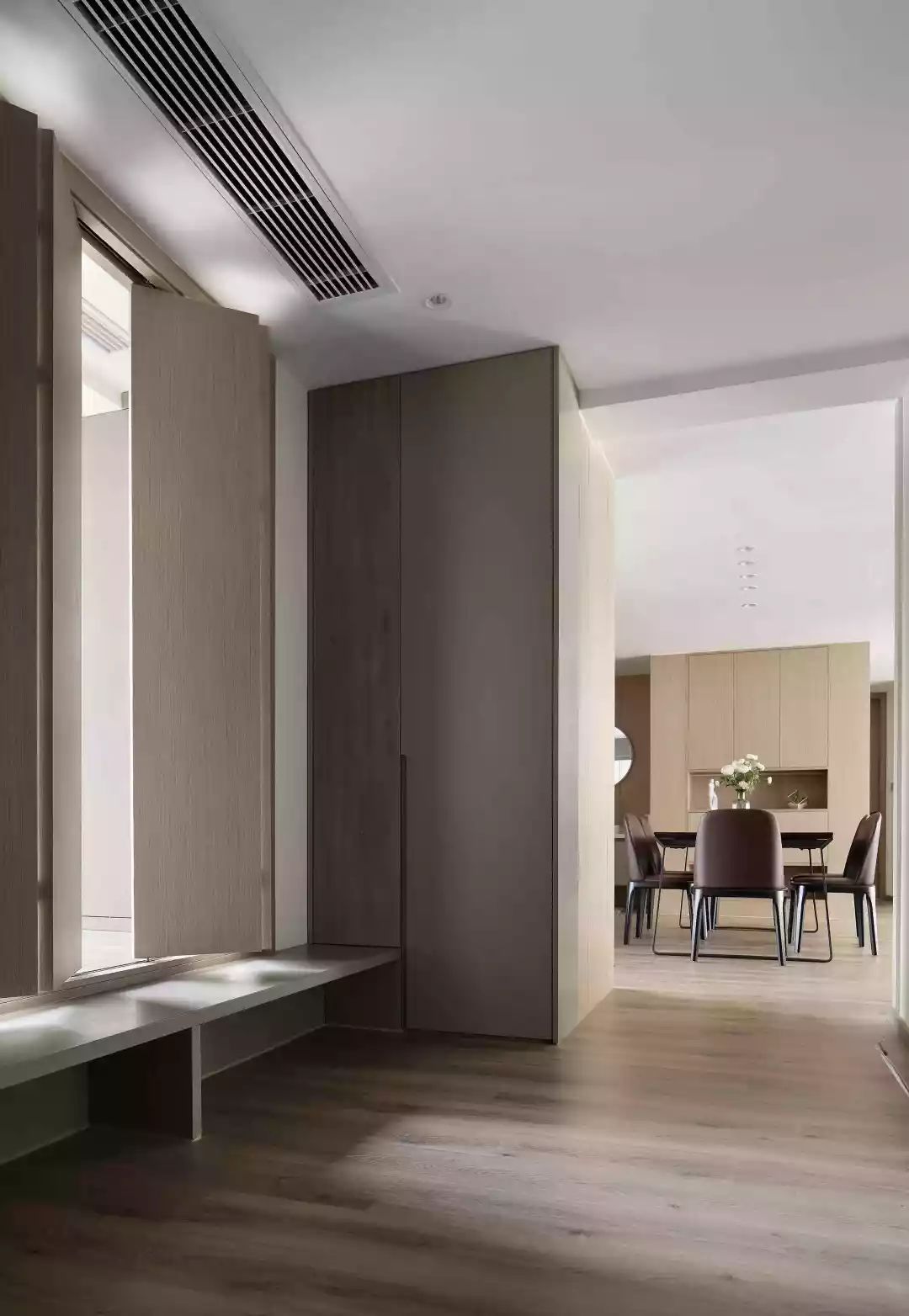 150㎡现代简约,客厅太宽敞,装个矮墙电视墙,隔出一个办公房(图10) 客厅矮墙电视墙设计_现代风格150平米装修_家装客厅简约效果图