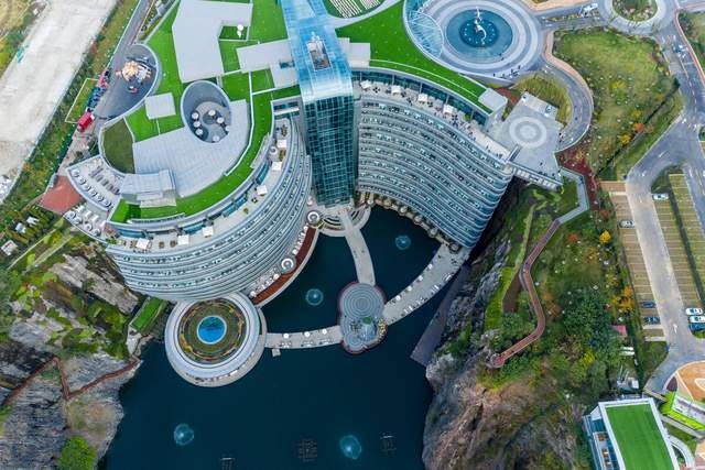 盘点国内20座奇特建筑,贵州独占4座,看完你还能想到哪?(图11) 中国千奇百怪建筑排名_玻璃钢房子图片_最丑建筑盘点