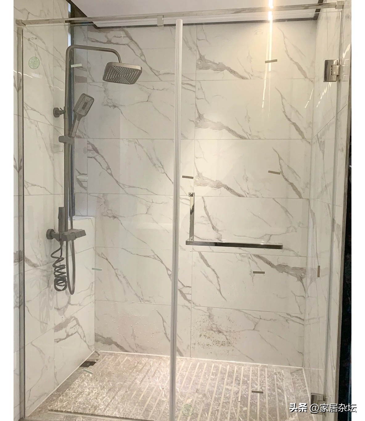 卫生间装修,建议一定做好这7点!家务量“不止减半”还耐用(图21) 浴室柜吊装设计_卫生间瓷砖用美缝吗_卫生间装修减少家务量