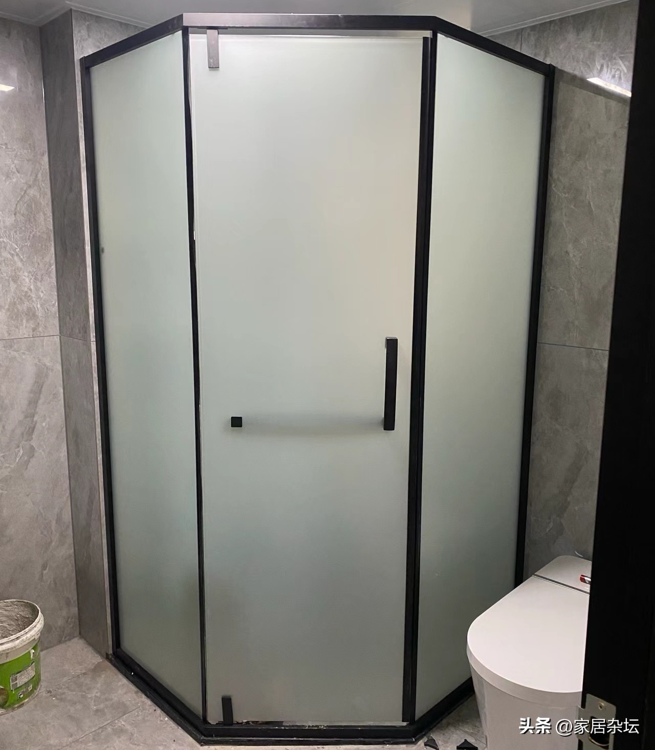 卫生间装修,建议一定做好这7点!家务量“不止减半”还耐用(图22) 浴室柜吊装设计_卫生间瓷砖用美缝吗_卫生间装修减少家务量