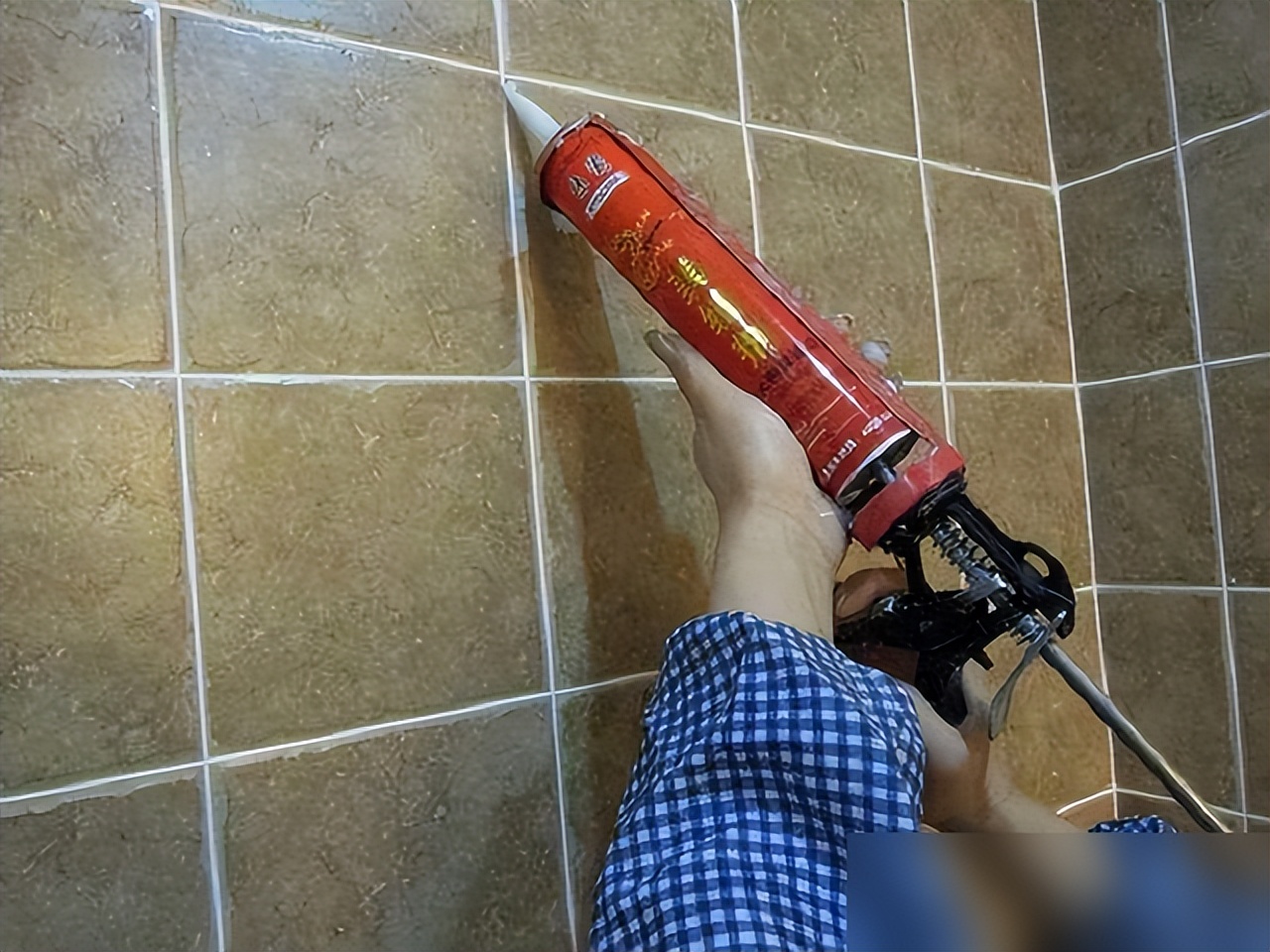 你以为铺完瓷砖就万事大吉了?当然不是,“美缝”也很重要!(图12) 瓷砖美缝施工_卫生间瓷砖用美缝吗_美缝剂选择技巧