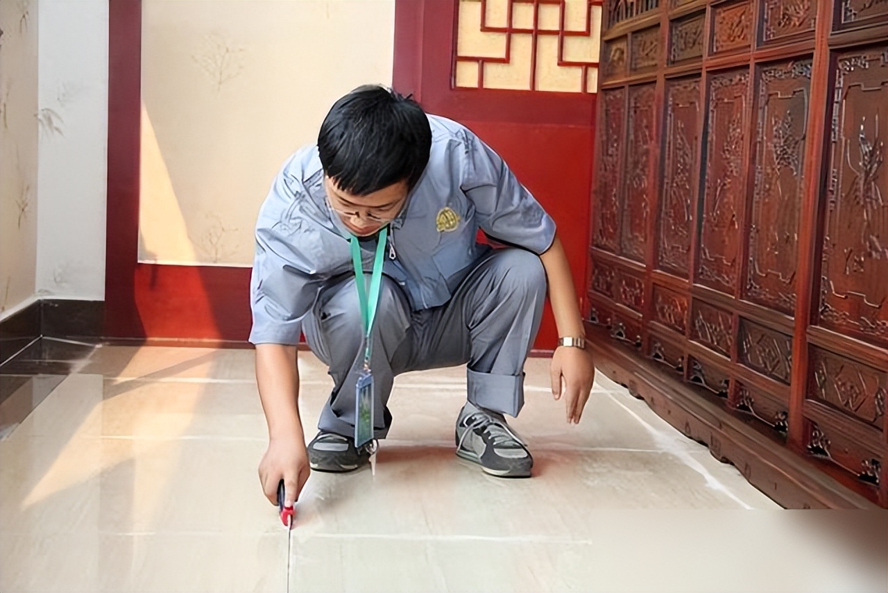 你以为铺完瓷砖就万事大吉了?当然不是,“美缝”也很重要!(图3) 瓷砖美缝施工_美缝剂选择技巧_卫生间瓷砖用美缝吗