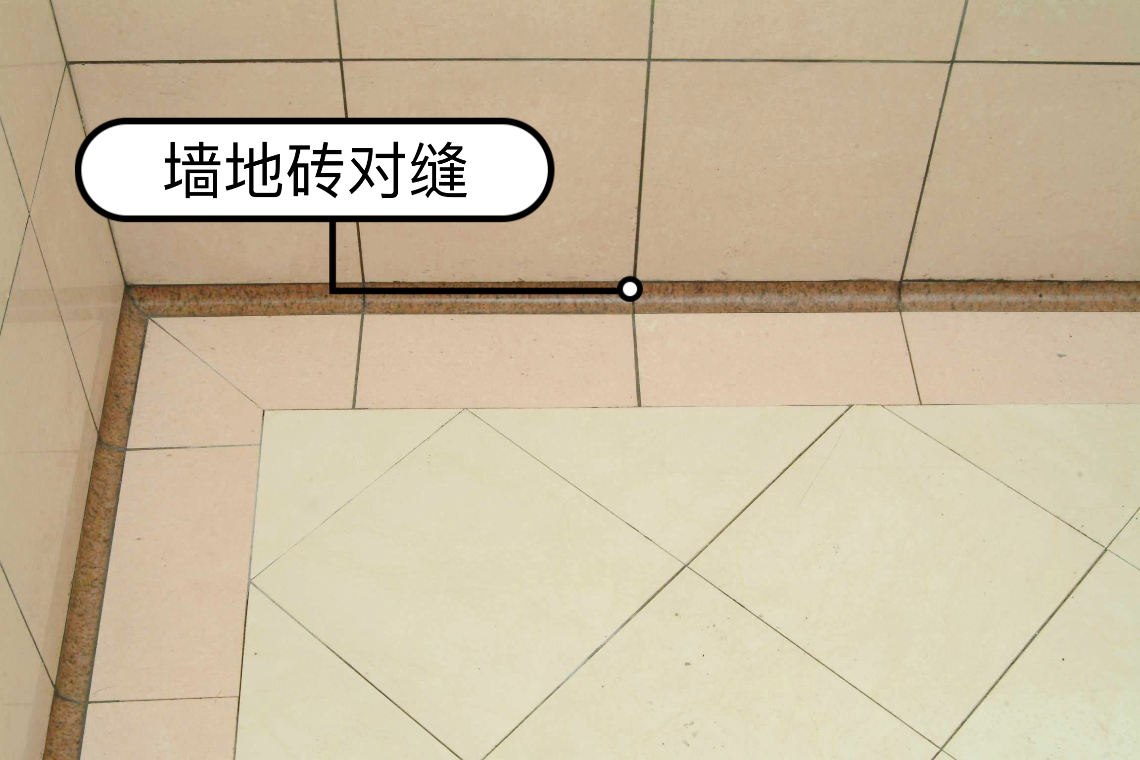 我家卫生间瓷砖没选好,7个雷区全踩中,创造了一个翻车现场(图4) 卫生间瓷砖用美缝吗_卫生间哑光砖水垢问题_鹅卵石地砖卡头发清理难