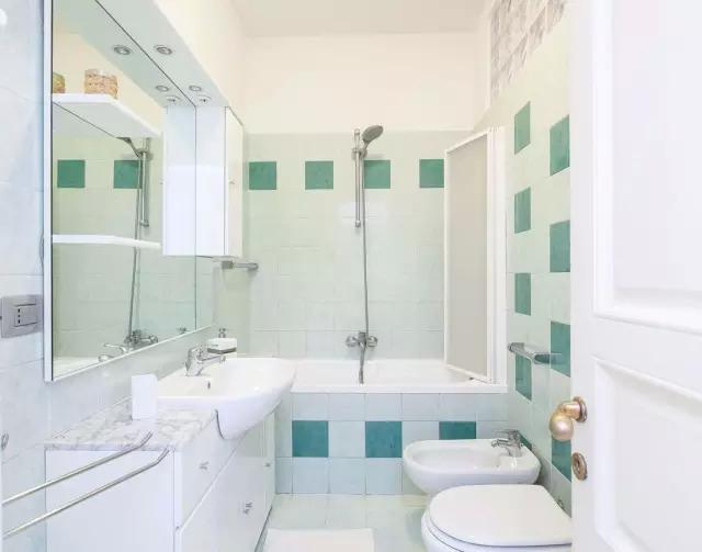 卫生间的40种装修方案,总有一种合你心意!(图13) 卫生间墩布池装修效果_卫生间装修效果图_小卫生间浴缸设计