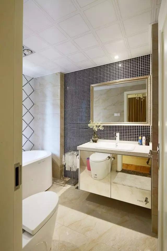 卫生间的40种装修方案,总有一种合你心意!(图15) 小卫生间浴缸设计_卫生间装修效果图_卫生间墩布池装修效果