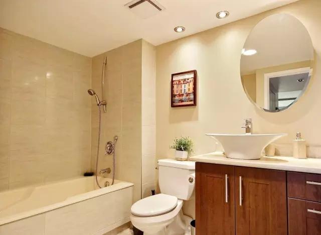 卫生间的40种装修方案,总有一种合你心意!(图16) 小卫生间浴缸设计_卫生间装修效果图_卫生间墩布池装修效果