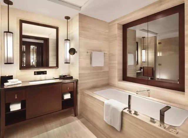 卫生间的40种装修方案,总有一种合你心意!(图18) 小卫生间浴缸设计_卫生间墩布池装修效果_卫生间装修效果图