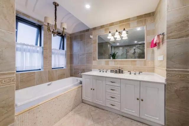 卫生间的40种装修方案,总有一种合你心意!(图21) 小卫生间浴缸设计_卫生间装修效果图_卫生间墩布池装修效果