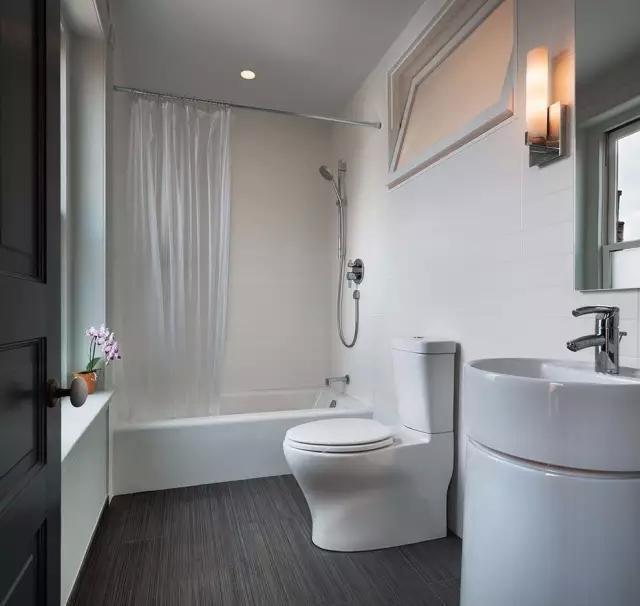 卫生间的40种装修方案,总有一种合你心意!(图24) 小卫生间浴缸设计_卫生间装修效果图_卫生间墩布池装修效果