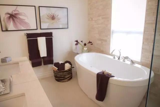 卫生间的40种装修方案,总有一种合你心意!(图25) 小卫生间浴缸设计_卫生间装修效果图_卫生间墩布池装修效果