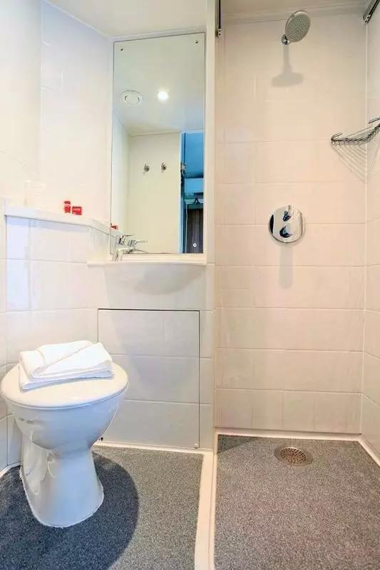 卫生间的40种装修方案,总有一种合你心意!(图27) 卫生间装修效果图_卫生间墩布池装修效果_小卫生间浴缸设计