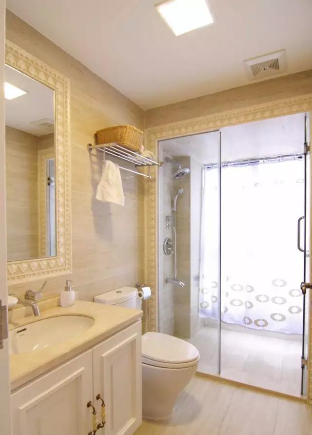 卫生间的40种装修方案,总有一种合你心意!(图28) 卫生间装修效果图_卫生间墩布池装修效果_小卫生间浴缸设计