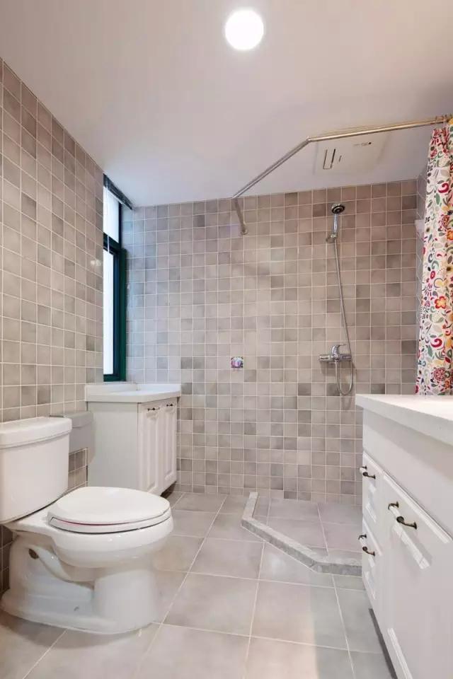 卫生间的40种装修方案,总有一种合你心意!(图29) 卫生间装修效果图_小卫生间浴缸设计_卫生间墩布池装修效果