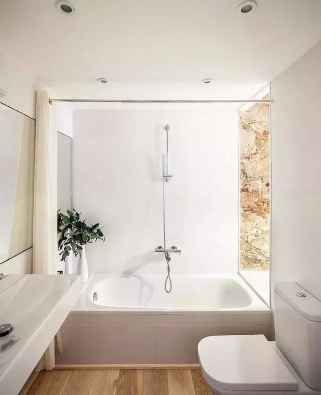 卫生间的40种装修方案,总有一种合你心意!(图4) 卫生间装修效果图_小卫生间浴缸设计_卫生间墩布池装修效果