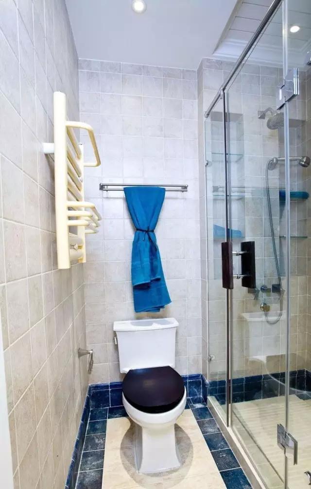 卫生间的40种装修方案,总有一种合你心意!(图31) 卫生间装修效果图_卫生间墩布池装修效果_小卫生间浴缸设计