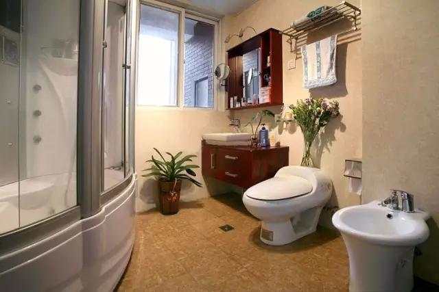 卫生间的40种装修方案,总有一种合你心意!(图33) 卫生间墩布池装修效果_小卫生间浴缸设计_卫生间装修效果图