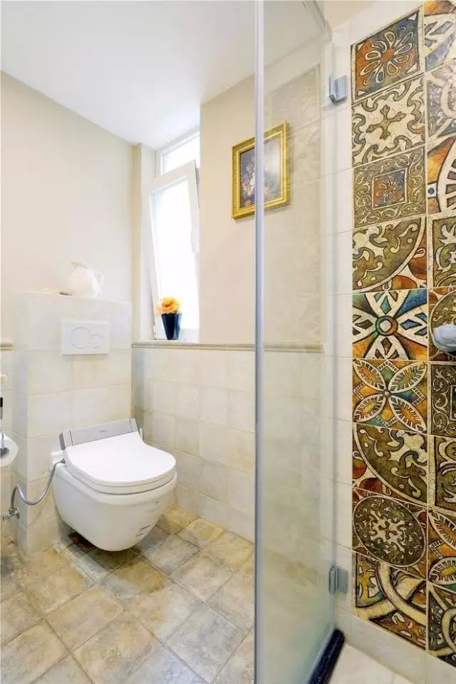 卫生间的40种装修方案,总有一种合你心意!(图34) 卫生间墩布池装修效果_小卫生间浴缸设计_卫生间装修效果图