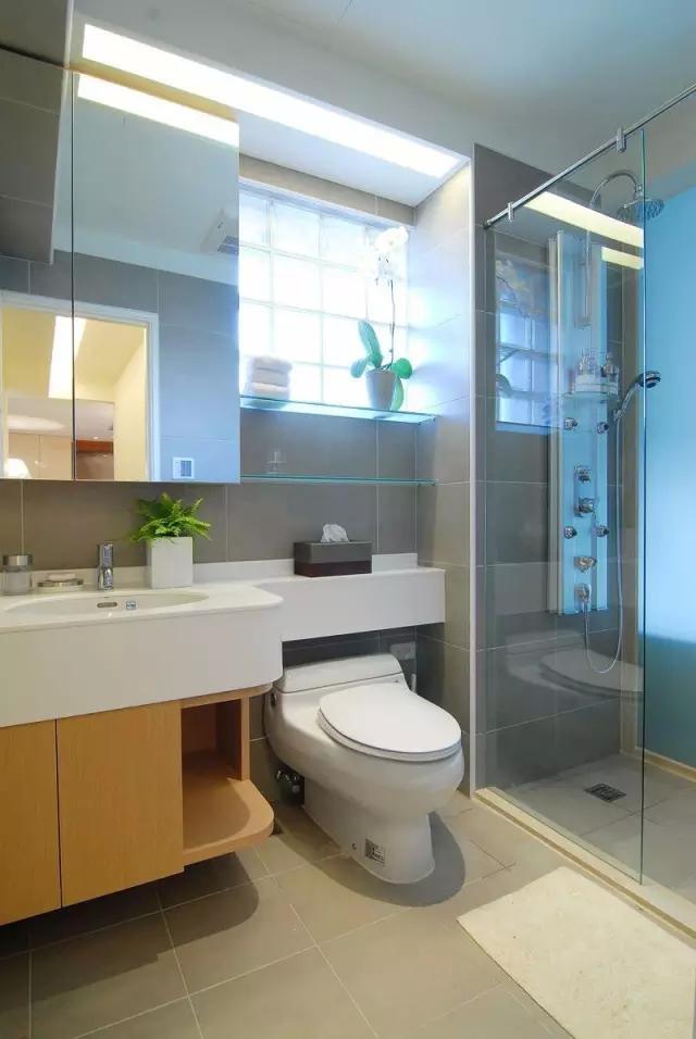 卫生间的40种装修方案,总有一种合你心意!(图35) 卫生间墩布池装修效果_卫生间装修效果图_小卫生间浴缸设计