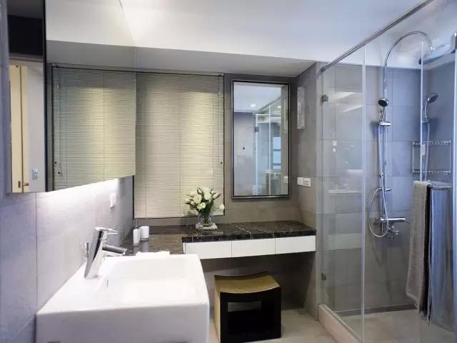 卫生间的40种装修方案,总有一种合你心意!(图37) 卫生间装修效果图_卫生间墩布池装修效果_小卫生间浴缸设计