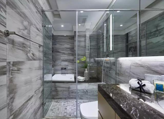 卫生间的40种装修方案,总有一种合你心意!(图39) 卫生间墩布池装修效果_卫生间装修效果图_小卫生间浴缸设计