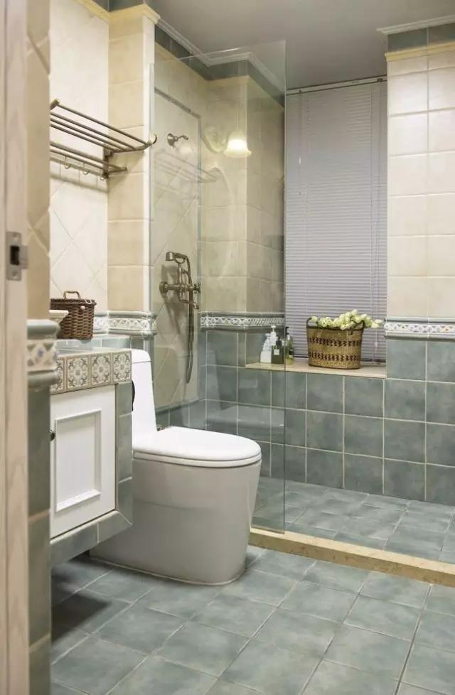 卫生间的40种装修方案,总有一种合你心意!(图40) 小卫生间浴缸设计_卫生间墩布池装修效果_卫生间装修效果图