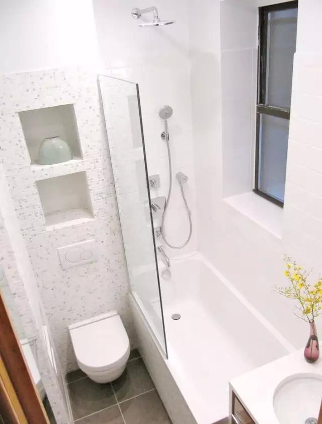 卫生间的40种装修方案,总有一种合你心意!(图5) 卫生间墩布池装修效果_小卫生间浴缸设计_卫生间装修效果图