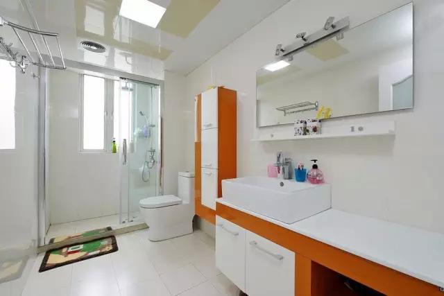 卫生间的40种装修方案,总有一种合你心意!(图45) 卫生间装修效果图_小卫生间浴缸设计_卫生间墩布池装修效果