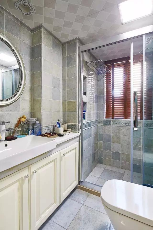 卫生间的40种装修方案,总有一种合你心意!(图46) 卫生间墩布池装修效果_小卫生间浴缸设计_卫生间装修效果图