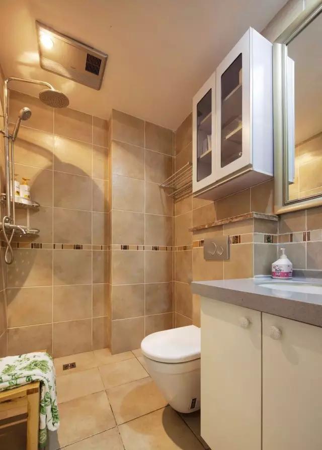 卫生间的40种装修方案,总有一种合你心意!(图47) 卫生间装修效果图_卫生间墩布池装修效果_小卫生间浴缸设计