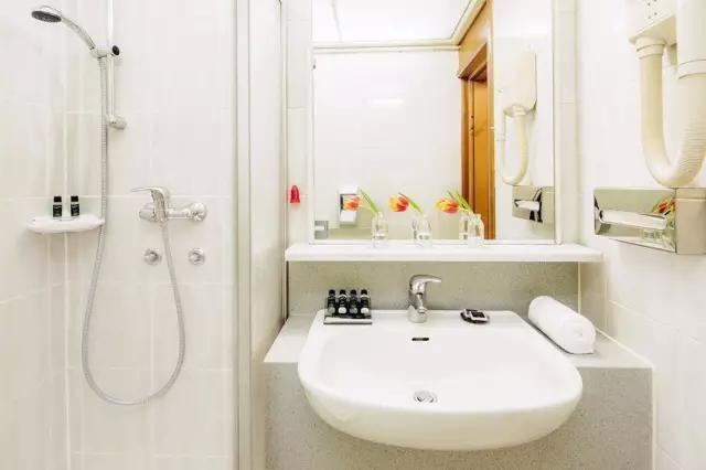 卫生间的40种装修方案,总有一种合你心意!(图48) 卫生间装修效果图_小卫生间浴缸设计_卫生间墩布池装修效果