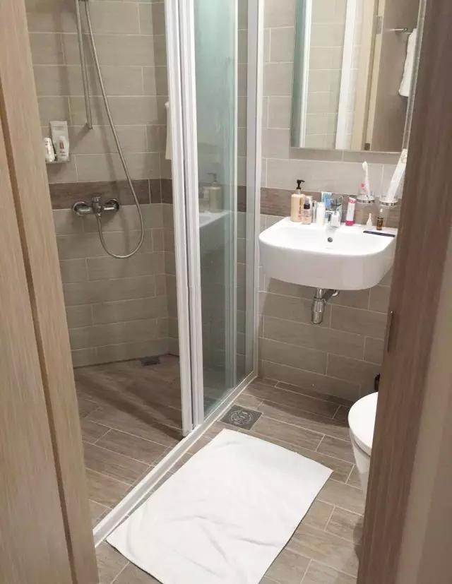 卫生间的40种装修方案,总有一种合你心意!(图52) 卫生间墩布池装修效果_小卫生间浴缸设计_卫生间装修效果图