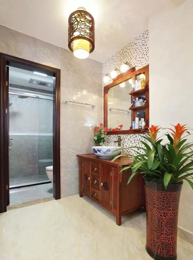 卫生间的40种装修方案,总有一种合你心意!(图54) 卫生间装修效果图_卫生间墩布池装修效果_小卫生间浴缸设计