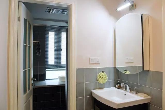 卫生间的40种装修方案,总有一种合你心意!(图56) 卫生间装修效果图_卫生间墩布池装修效果_小卫生间浴缸设计