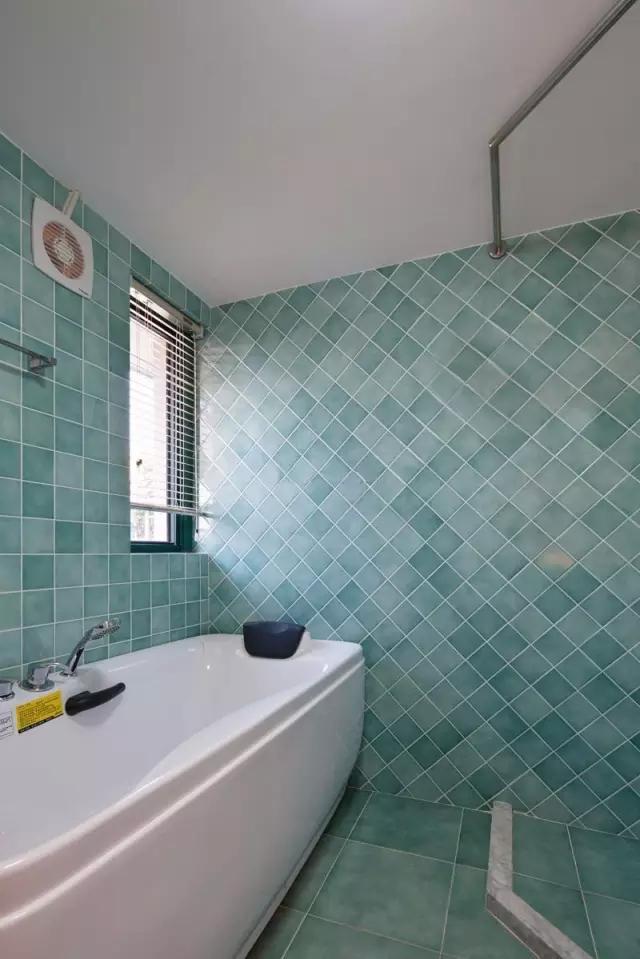 卫生间的40种装修方案,总有一种合你心意!(图9) 卫生间装修效果图_卫生间墩布池装修效果_小卫生间浴缸设计