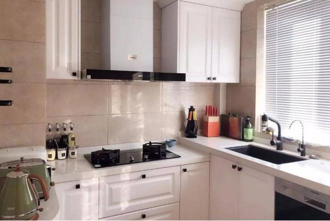 厨房的橱柜高低设计，符合人体工程学，实用性更高更方便