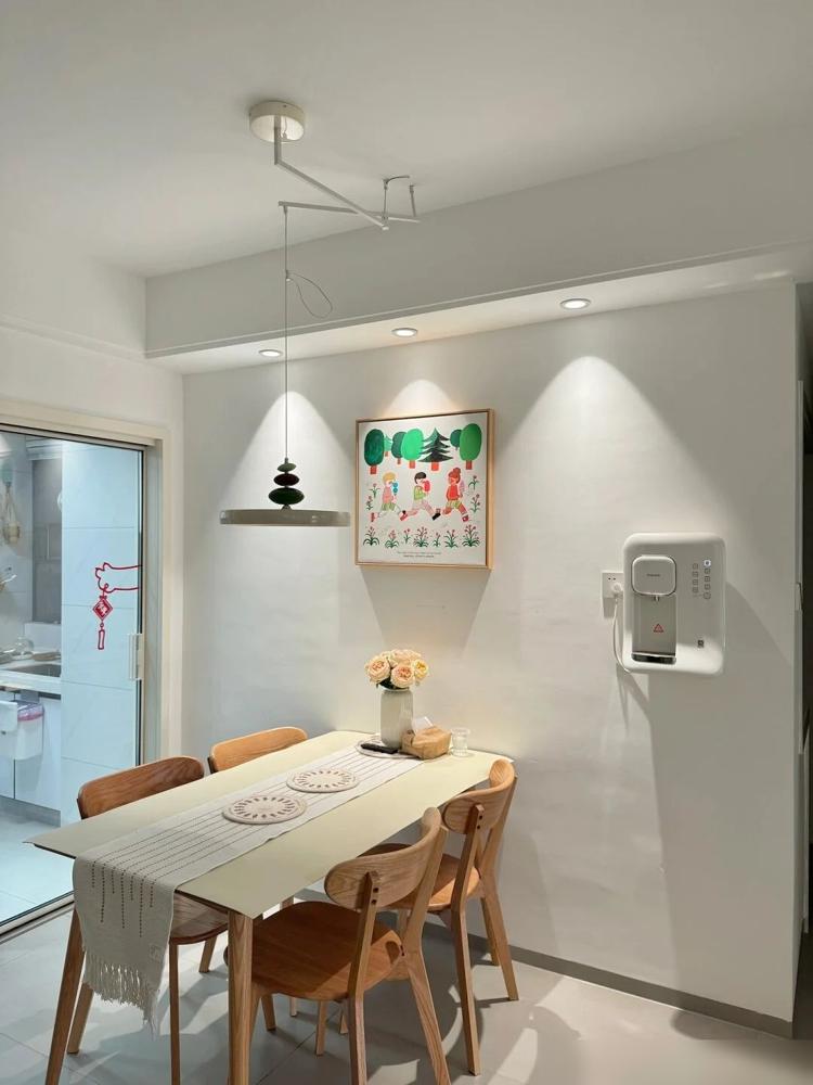 100㎡奶油原木风,简单舒适的小窝(图2) 客厅无主灯射灯设计_原木奶油风装修攻略_100平房子装修设计图