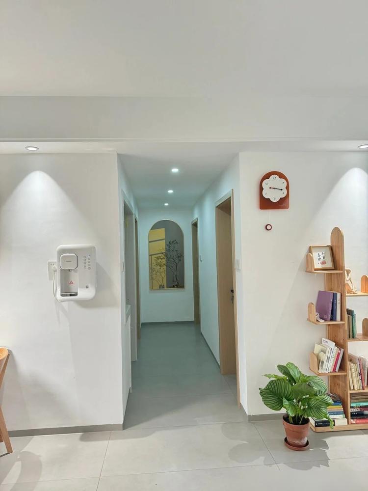 100㎡奶油原木风,简单舒适的小窝(图3) 客厅无主灯射灯设计_原木奶油风装修攻略_100平房子装修设计图