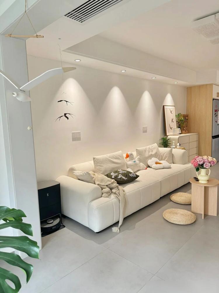 100㎡奶油原木风,简单舒适的小窝(图4) 客厅无主灯射灯设计_原木奶油风装修攻略_100平房子装修设计图