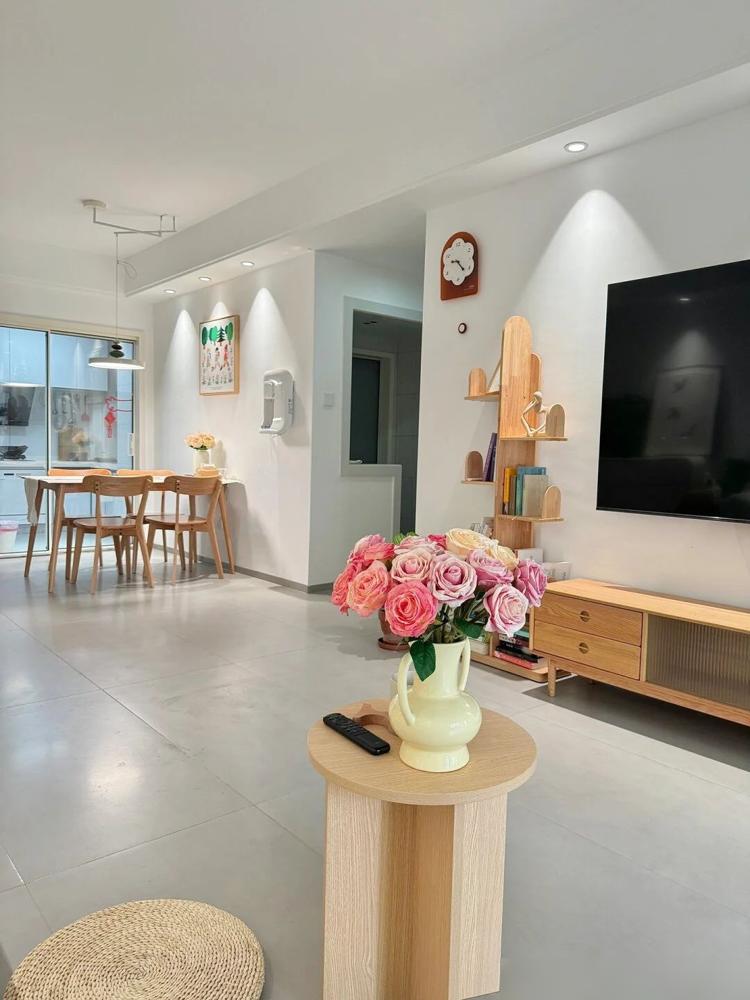 100㎡奶油原木风,简单舒适的小窝(图6) 原木奶油风装修攻略_100平房子装修设计图_客厅无主灯射灯设计