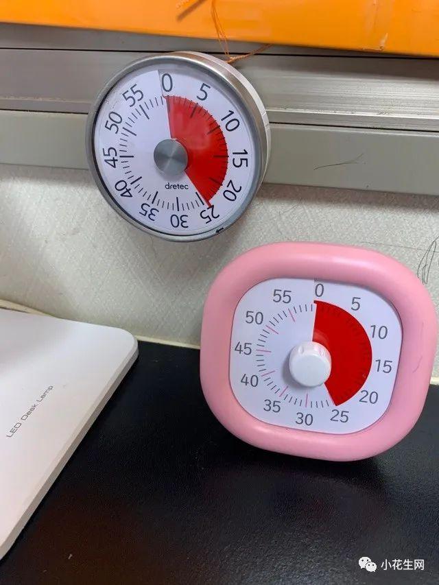 三个妈妈给娃精心布置“书桌区”,好多“鸡娃小心机”(图12) 写字台家具宜家_打造专注学习书桌区_日本韩国美国书桌布置攻略